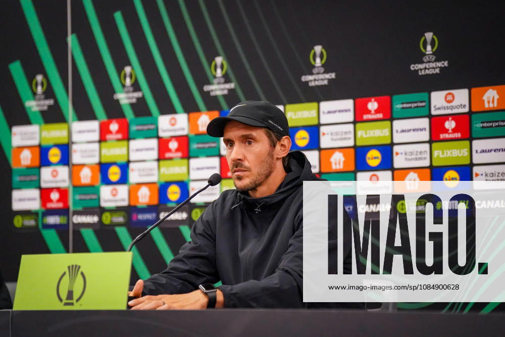 Fussball UEFA Conference League 2026 - 2027, 2. Spieltag - AS Monaco vs SC Freiburg - Stadion Louis II (Monaco): Julian Schuster (Trainer, SC Freiburg) Pressekonferenz, Medien, Mimik, Gesichtsausdruck, Emotion