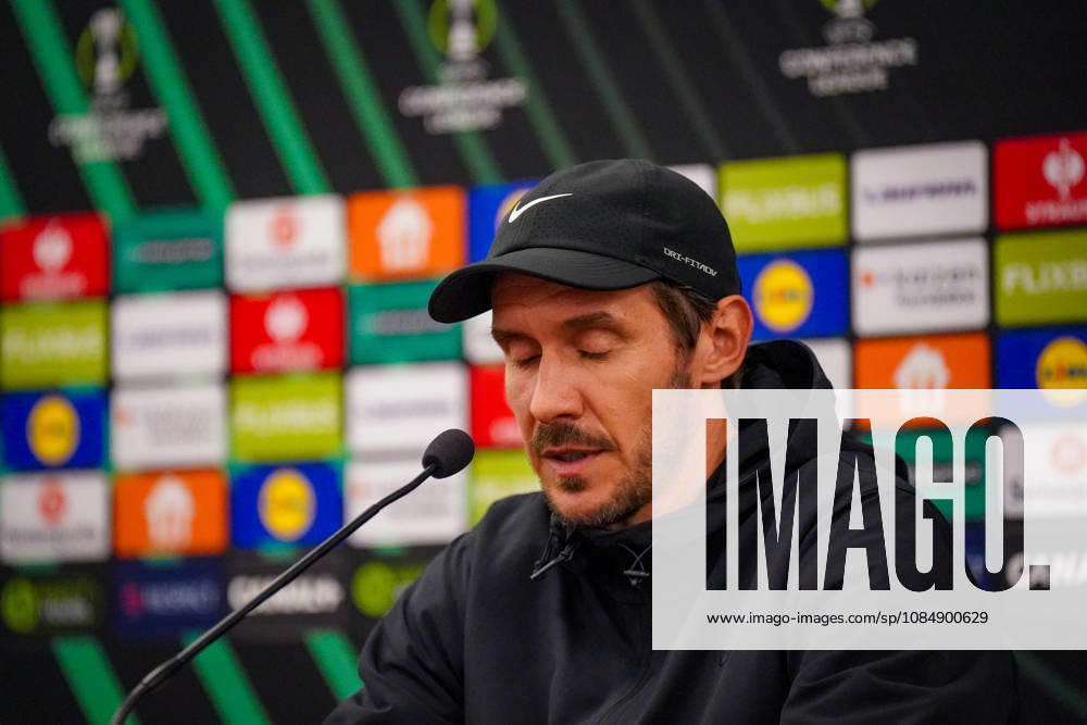 Fussball UEFA Conference League 2026 - 2027, 2. Spieltag - AS Monaco vs SC Freiburg - Stadion Louis II (Monaco): Julian Schuster (Trainer, SC Freiburg) Pressekonferenz, Medien, Mimik, Gesichtsausdruck, Emotion