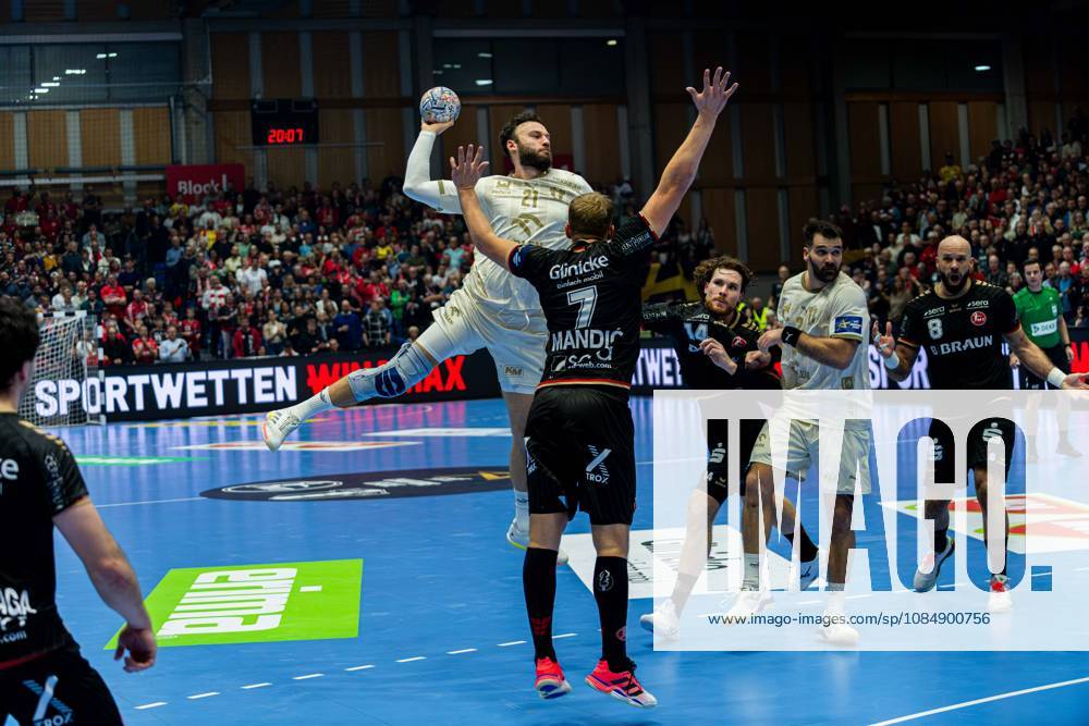Kassel, Deutschland 22. Oktober 2026: EHF Champions League - 2026 2027 - Gruppenphase - Gruppe B - Sp. 5 - MT Melsungen gegen Orlen Wisla Plock Im Bild: v. li. im Zweikampf Zoltan Szita Zoltan Szita (SPR) und David Mandić Mandic (MT) Rothenbach-Halle Hessen