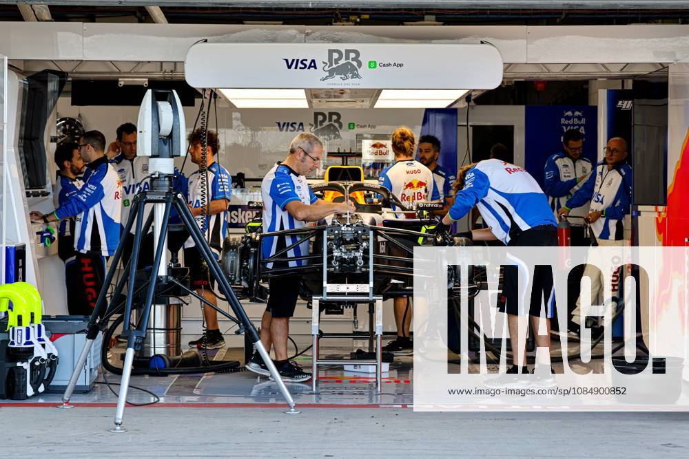 Mechanics of the (41) Visa Cash App RB F1 Team VCARB 02 Red Bull Ford during United States Grand Prix - Austin - Thursday - Media Day at Circuit of the Americas (COTA) in Austin. Italy - ZUMAm313 20261022_zsp_m313_006