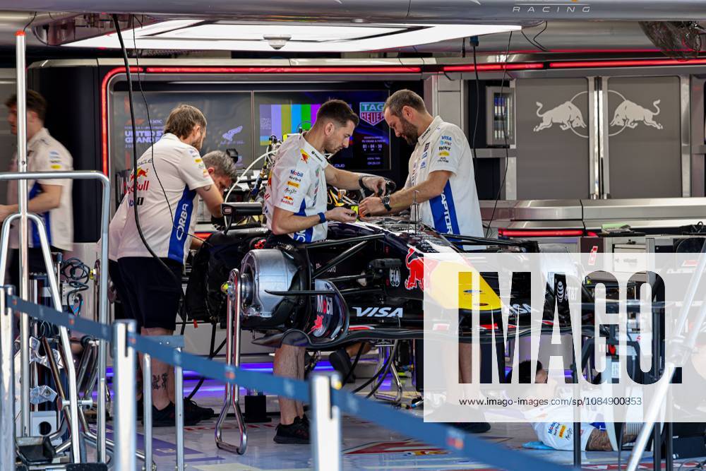 the (6) Oracle Red Bull Racing Isco Red Bull Ford mechanics at work during United States Grand Prix - Austin - Thursday - Media Day at Circuit of the Americas (COTA) in Austin. Italy - ZUMAm313 20261022_zsp_m313_007