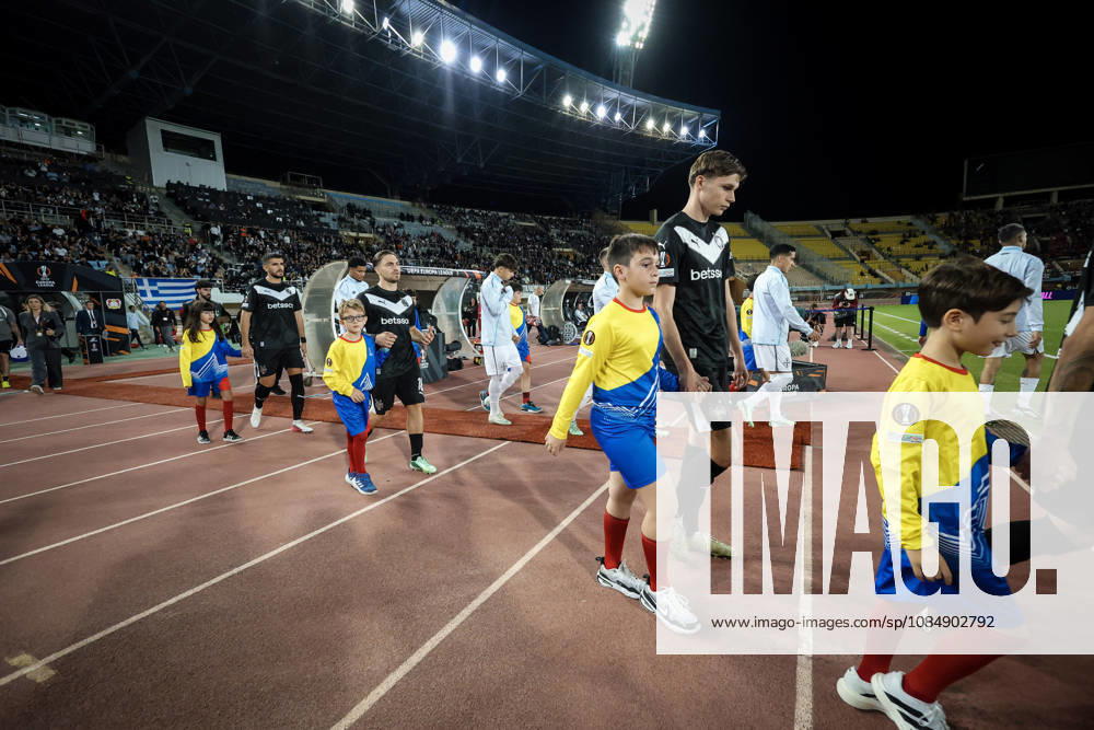 UEFA Europa League - OFI Crete vs Leverkusen - Players of OFI Crete and Leverkusen enter the field during the UEFA Europa League phase Matchday 3 soccer match between OFI Crete vs Leverkusen in Pankritio, Heraklion, Greece, on 22 October 2026. IMAGO ONE INCH PRODUCTIONS Heraklion Greece