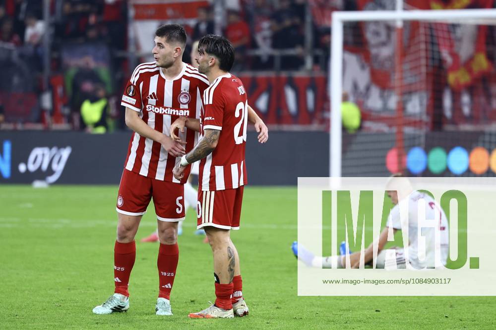 UEFA Europa League - Olympiacos FC vs AC Sparta Praha - Players of Olympiacos FC celebrate their victory at the end of the UEFA Europa League Phase matchday 3 soccer match between Olympiacos FC and AC Sparta Praha at the Georgios Karaiskakis Stadium in Piraeus, Greece, 22 October 2026. IMAGO ONE INCH PRODUCTIONS PIRAEUS GREECE
