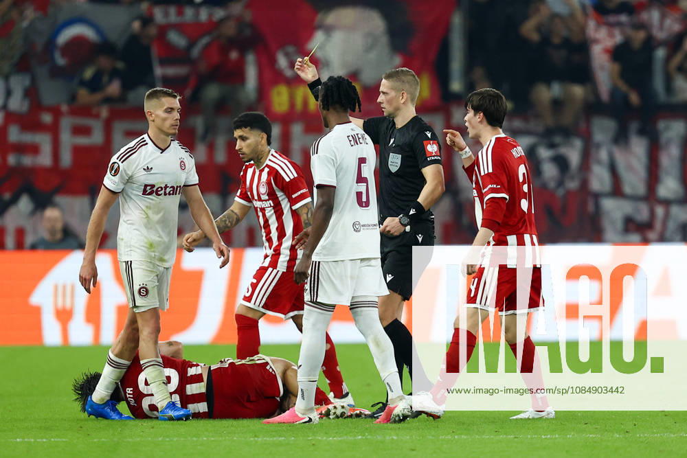 Olympiacos F.C. v AC Sparta Prague UEFA Europa League Match referee Espen Eskas shows a yellow card to Martin Suchomel of AC Sparta Prague during the UEFA Europa League match at Karaiskakis Stadium, Piraeus 22 10 2026 UK Newspapers OUT