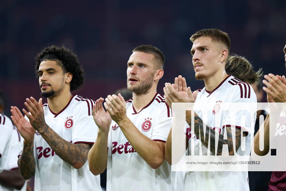 Olympiacos F.C. v AC Sparta Prague UEFA Europa League AC Sparta Prague players thank their supporters at the end of the UEFA Europa League match at Karaiskakis Stadium, Piraeus 22 10 2026 UK Newspapers OUT