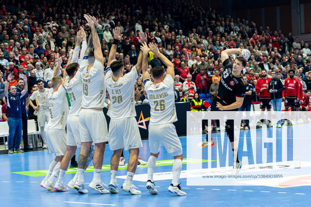 Kassel, Deutschland 22. Oktober 2026: EHF Champions League - 2026 2027 - Gruppenphase - Gruppe B - Sp. 5 - MT Melsungen gegen Orlen Wisla Plock Im Bild: v.li. Michał Daszek Michal Daszek (SPR), Zoltan Szita Zoltan Szita (SPR), Leon Šušnja Susnja (SPR), Oriol Rey Morales (SPR) und Przemysław Krajewski Przemyslaw Krajewski (SPR) in der Mauer. Aaron Mensing (MT) beim Torwurf Rothenbach-Halle Hessen