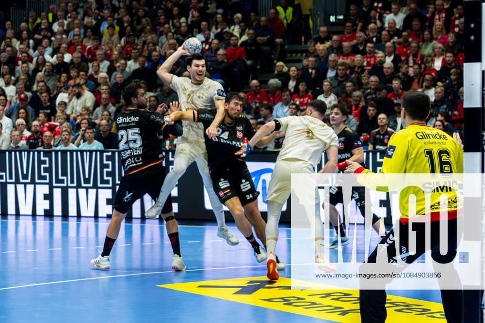 Kassel, Deutschland 22. Oktober 2026: EHF Champions League - 2026 2027 - Gruppenphase - Gruppe B - Sp. 5 - MT Melsungen gegen Orlen Wisla Plock Im Bild: v. li. im Zweikampf Olle Forsell-Schefvert (MT), Gergő Fazekas Gergo Fazekas (SPR) und Daniel Dujshebaev (MT) Rothenbach-Halle Hessen