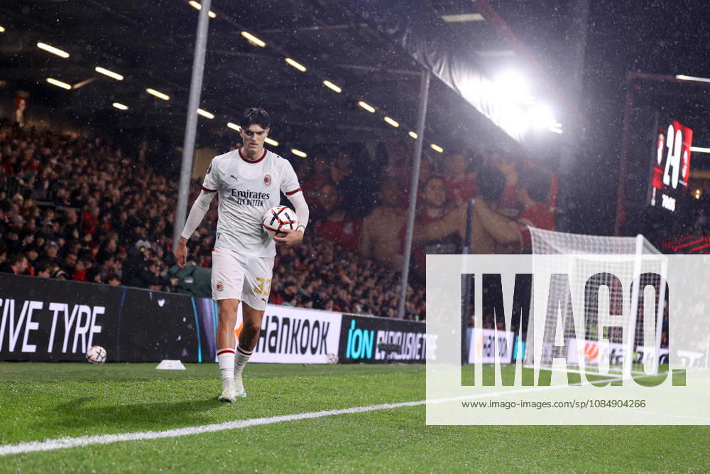 Bournemouth v AC Milan 22 October 2026, Bournemouth - UEFA Europa League - Bournemouth v AC Milan - Davide Bartesaghi of AC Milan walks over to take a corner - Photo: Jacques Feeney Offside. Bournemouth UK