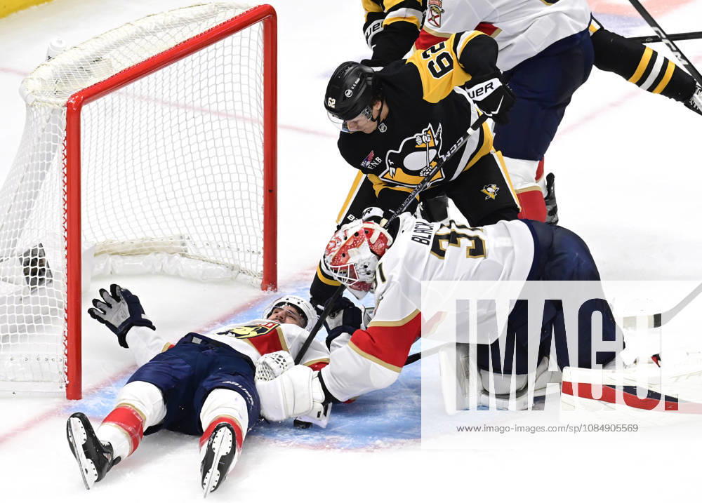 Pittsburgh Penguins left wing Andrei Kuzmenko (62) and Penguins center Hendrix Lapierre reaches for the puck as Florida Panthers right wing Garnet Hathaway (21) protects the goal with his body during the second period at PPG Paints Arena in Pittsburgh on Thursday, October 22, 2026. PIT2026102210 ARCHIExCARPENTER