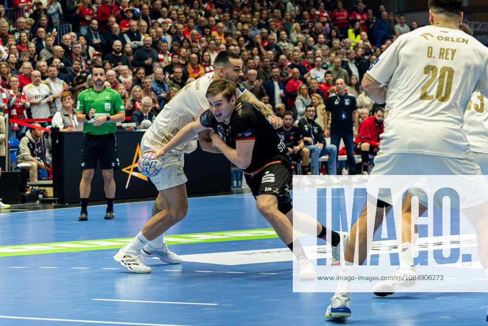 Kassel, Deutschland 22. Oktober 2026: EHF Champions League - 2026 2027 - Gruppenphase - Gruppe B - Sp. 5 - MT Melsungen gegen Orlen Wisla Plock Im Bild: v. li. im Zweikampf Leon Šušnja Susnja (SPR) und Reynir Stefansson Stefansson (MT) Rothenbach-Halle Hessen