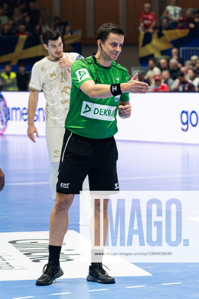 Kassel, Deutschland 22. Oktober 2026: EHF Champions League - 2026 2027 - Gruppenphase - Gruppe B - Sp. 5 - MT Melsungen gegen Orlen Wisla Plock Im Bild: Schiedsrichter Bojan Lah (Slowenien) lächelnd auf dem Spielfeld. Rothenbach-Halle Hessen