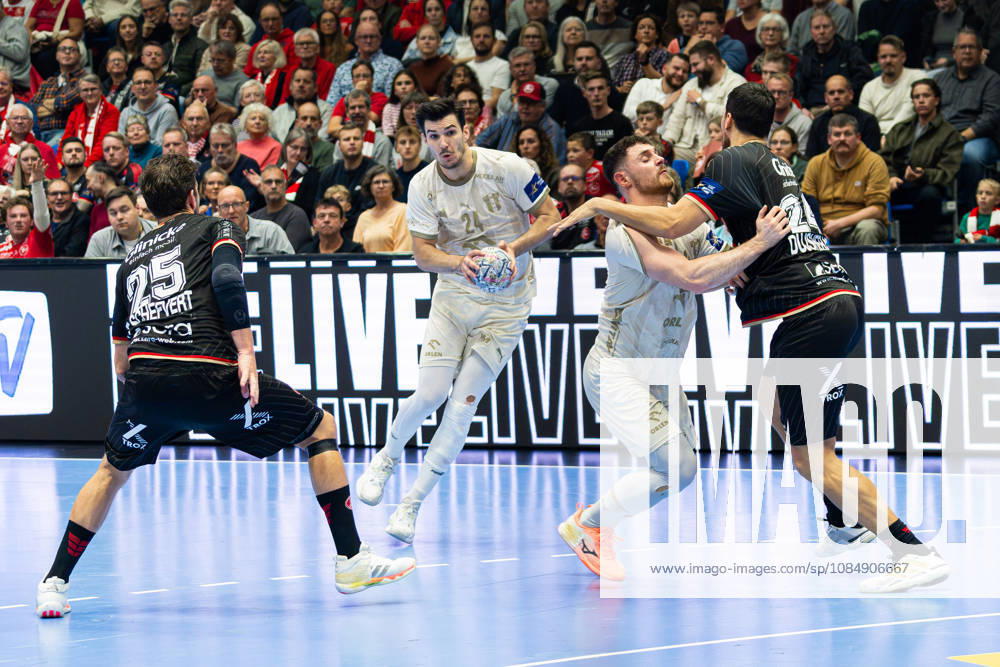 Kassel, Deutschland 22. Oktober 2026: EHF Champions League - 2026 2027 - Gruppenphase - Gruppe B - Sp. 5 - MT Melsungen gegen Orlen Wisla Plock Im Bild: v. li. im Zweikampf Olle Forsell-Schefvert (MT), GergÅ‘ Fazekas Gergo Fazekas (SPR), Mitja Janc (SPR) und Daniel Dujshebaev (MT) Rothenbach-Halle Hessen