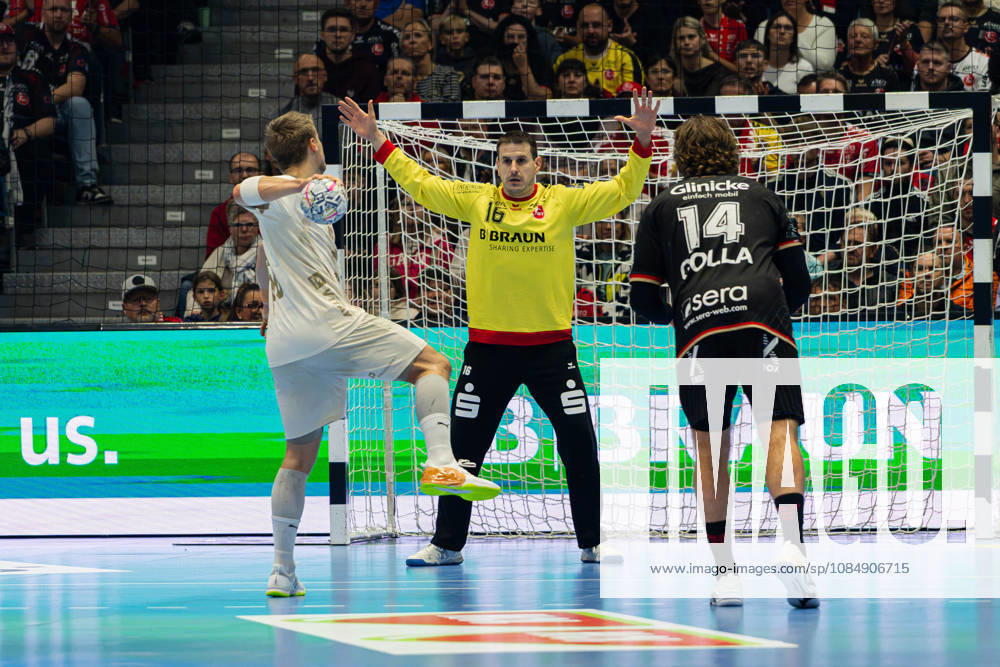 Kassel, Deutschland 22. Oktober 2026: EHF Champions League - 2026 2027 - Gruppenphase - Gruppe B - Sp. 5 - MT Melsungen gegen Orlen Wisla Plock Im Bild: v. li. im Zweikampf Frederik Bjerre (SPR) und Torhüter NebojÅ¡a Simić Nebojsa Simic (MT) beim Siebenmeter Rothenbach-Halle Hessen