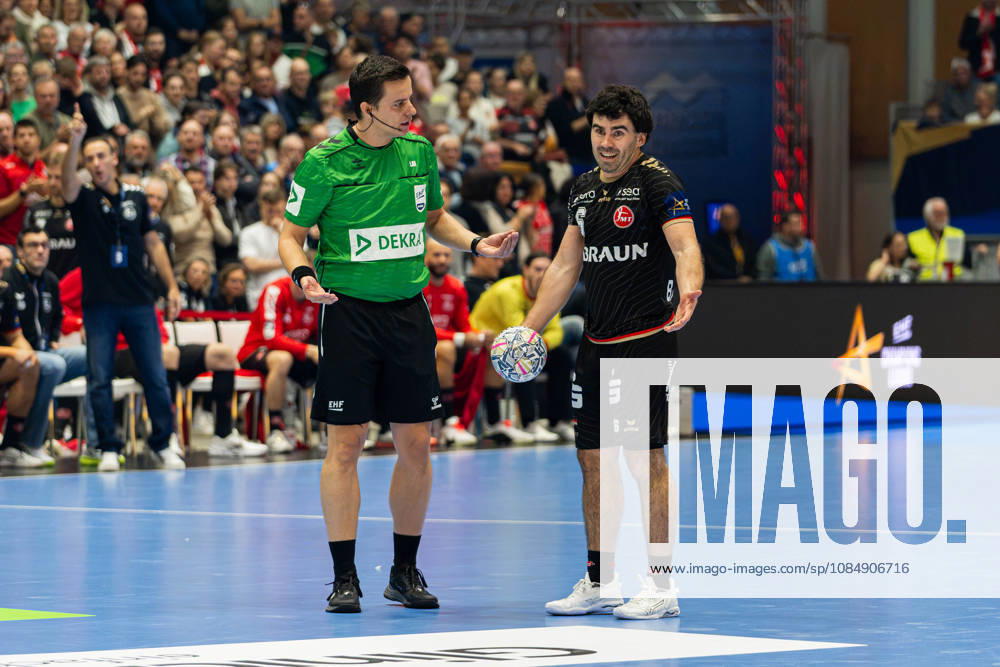 Kassel, Deutschland 22. Oktober 2026: EHF Champions League - 2026 2027 - Gruppenphase - Gruppe B - Sp. 5 - MT Melsungen gegen Orlen Wisla Plock Im Bild: Schiedsrichter Bojan Lah (Slowenien) und Erik Balenciaga (MT) gestikulieren und sprechen auf dem Spielfeld. Rothenbach-Halle Hessen