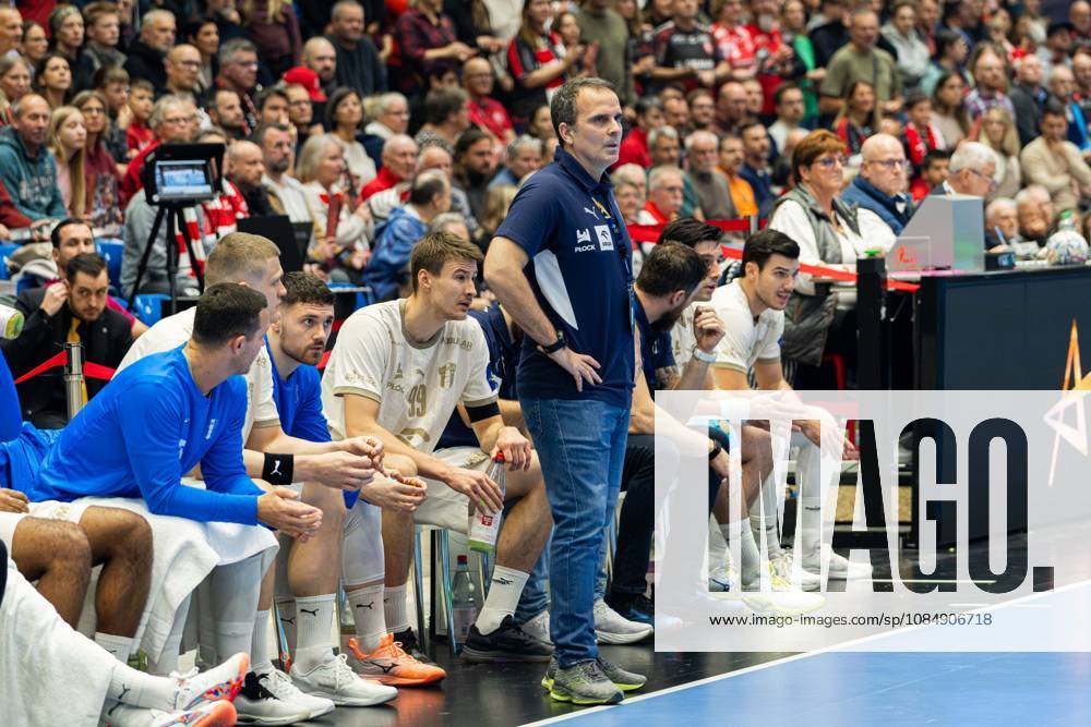 Kassel, Deutschland 22. Oktober 2026: EHF Champions League - 2026 2027 - Gruppenphase - Gruppe B - Sp. 5 - MT Melsungen gegen Orlen Wisla Plock Im Bild: Trainer Javier Sabatà Sabate (SPR) unzufrieden auf dem Spielfeld. Rothenbach-Halle Hessen
