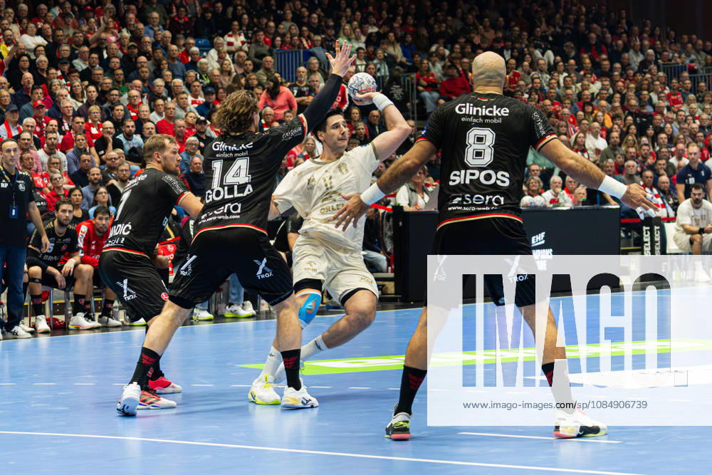 Kassel, Deutschland 22. Oktober 2026: EHF Champions League - 2026 2027 - Gruppenphase - Gruppe B - Sp. 5 - MT Melsungen gegen Orlen Wisla Plock Im Bild: v. li. im Zweikampf Johannes Golla (MT), Abel Serdio (SPR) und Adrian Sipos Adrian Sipos (MT) Rothenbach-Halle Hessen