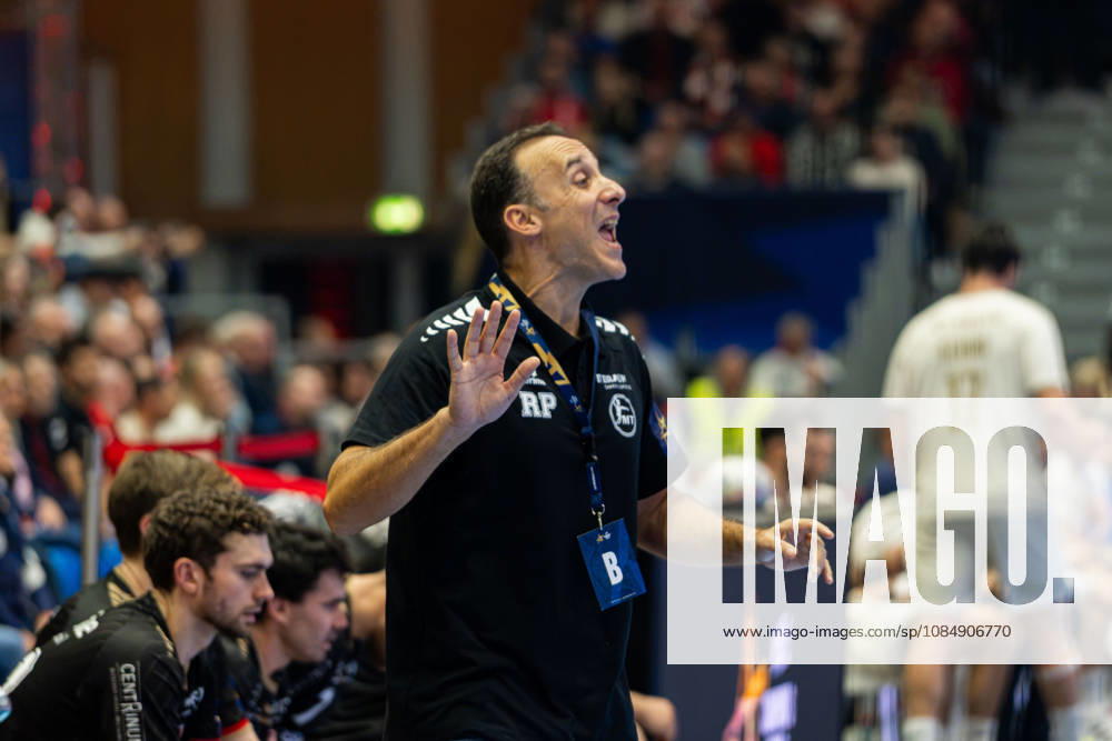 Kassel, Deutschland 22. Oktober 2026: EHF Champions League - 2026 2027 - Gruppenphase - Gruppe B - Sp. 5 - MT Melsungen gegen Orlen Wisla Plock Im Bild: Trainer Roberto Garcia (MT) gestikuliert auf dem Spielfeld. Rothenbach-Halle Hessen
