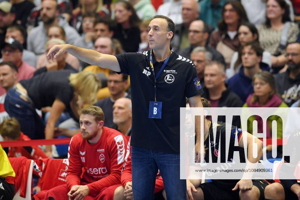 Roberto Garcia Parrondo (Trainer MT Melsungen) vor der Bank , GER, MT Melsungen - Orlen Wisla Plocks (POL), Handball, Champions League Maenner, Group Matches, Saison 2026 2027, 22.10.2026, GER, MT Melsungen - Orlen Wisla Plock, CL Maenner, Group Match, Saison 2026 2027, 22.10.2026 Kassel