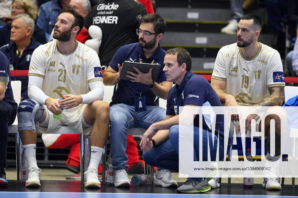 Zoltan Szita (Wisla Plock 21), Haritz Salvado Ulazia (Co-Trainer Orlen Wisla Plock), Xavi Sabate Caviedes (Trainer Orlen Wisla Plock), Leon Susnja (Wisla Plock 19) (L-R) , GER, MT Melsungen - Orlen Wisla Plocks (POL), Handball, Champions League Maenner, Group Matches, Saison 2026 2027, 22.10.2026, GER, MT Melsungen - Orlen Wisla Plock, CL Maenner, Group Match, Saison 2026 2027, 22.10.2026 Kassel