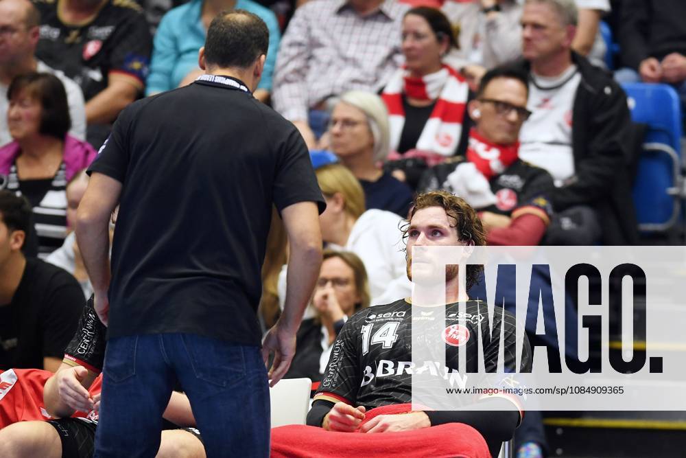 Johannes Golla (MT Melsungen 14) und Roberto Garcia Parrondo (Trainer MT Melsungen) (vorne) , GER, MT Melsungen - Orlen Wisla Plocks (POL), Handball, Champions League Maenner, Group Matches, Saison 2026 2027, 22.10.2026, GER, MT Melsungen - Orlen Wisla Plock, CL Maenner, Group Match, Saison 2026 2027, 22.10.2026 Kassel