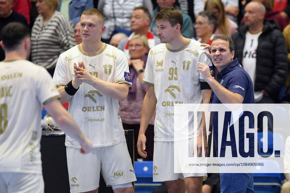 Mitja Janc (Wisla Plock 8), Dawid Dawydzik (Wisla Plock 33), Sergei Kosorotov (Wisla Plock 99), Xavi Sabate Caviedes (Trainer Orlen Wisla Plock) (L-R) , GER, MT Melsungen - Orlen Wisla Plocks (POL), Handball, Champions League Maenner, Group Matches, Saison 2026 2027, 22.10.2026, GER, MT Melsungen - Orlen Wisla Plock, CL Maenner, Group Match, Saison 2026 2027, 22.10.2026 Kassel