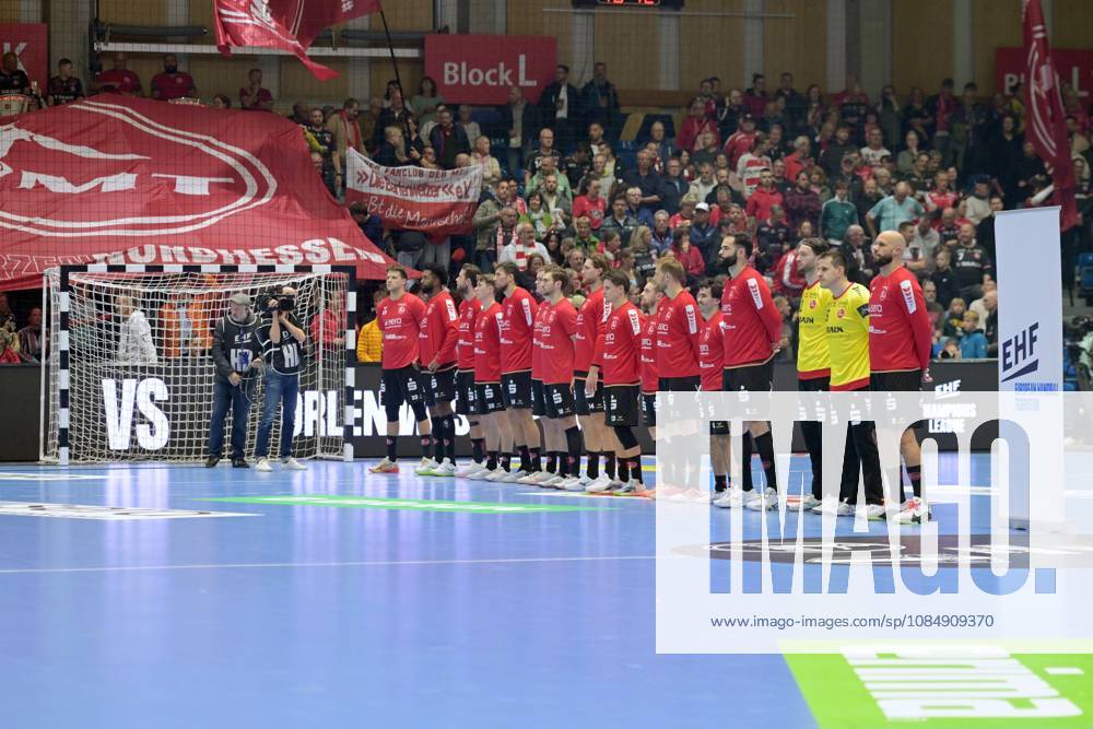 Team MT in der EHF: Startformation, Feaurre, Zuschauer, Fans (hinten), Adrian Sipos (MT Melsungen 8) (R), Nebojsa Simic (Torwart MT Melsungen 16), Kristof Palasics (Torwart MT Melsungen 32) , GER, MT Melsungen - Orlen Wisla Plocks (POL), Handball, Champions League Maenner, Group Matches, Saison 2026 2027, 22.10.2026, GER, MT Melsungen - Orlen Wisla Plock, CL Maenner, Group Match, Saison 2026 2027, 22.10.2026 Kassel