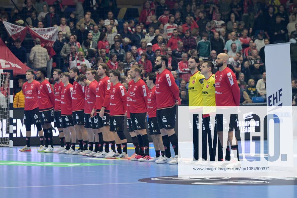 Team MT in der EHF: Startformation, Feaurre, Zuschauer, Fans (hinten), Adrian Sipos (MT Melsungen 8) (R), Nebojsa Simic (Torwart MT Melsungen 16), Kristof Palasics (Torwart MT Melsungen 32) , GER, MT Melsungen - Orlen Wisla Plocks (POL), Handball, Champions League Maenner, Group Matches, Saison 2026 2027, 22.10.2026, GER, MT Melsungen - Orlen Wisla Plock, CL Maenner, Group Match, Saison 2026 2027, 22.10.2026 Kassel
