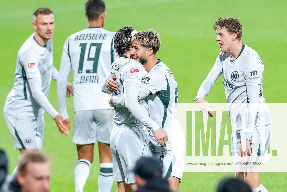 Fußball, VfL Bochum - VfL Wolfsburg, 2. Fußball-Bundesliga, 9. Spieltag, Vonovia Ruhrstadion, Saison 2026 27: Torjubel nach dem Tor zum 1:0 durch Torschütze Fabian Reese (VfL Wolfsburg 11) zusammen mit Muhammed Damar (VfL Wolfsburg 20) Alexander Bernhardsson (VfL Wolfsburg 17) DFB regulations prohibit any use of photographs as image sequences and or quasi-video. Nordrhein-Westfalen Deutschland