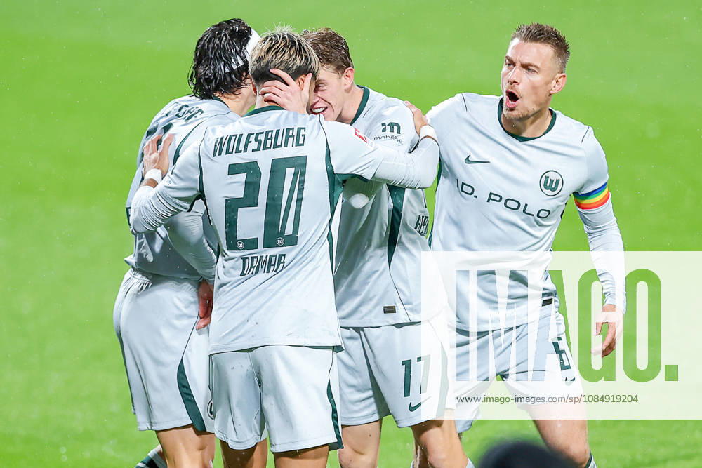 Fußball, VfL Bochum - VfL Wolfsburg, 2. Fußball-Bundesliga, 9. Spieltag, Vonovia Ruhrstadion, Saison 2026 27: Torjubel nach dem Tor zum 1:0 durch Torschütze Fabian Reese (VfL Wolfsburg 11) zusammen mit Muhammed Damar (VfL Wolfsburg 20) Alexander Bernhardsson (VfL Wolfsburg 17) DFB regulations prohibit any use of photographs as image sequences and or quasi-video. Nordrhein-Westfalen Deutschland