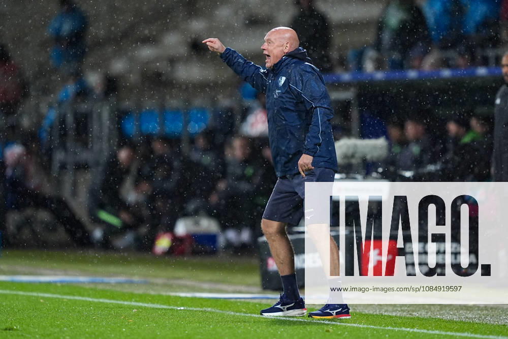 Fußball, 2. Fußball Bundesliga, VfL Bochum - VfL Wolfsburg, Saison 2026 2027, Ruhrstadion: Uwe Roesler (Cheftrainer VfL Bochum) gestikulierend DFB regulations prohibit any use of photographs as image sequences and or quasi-video.