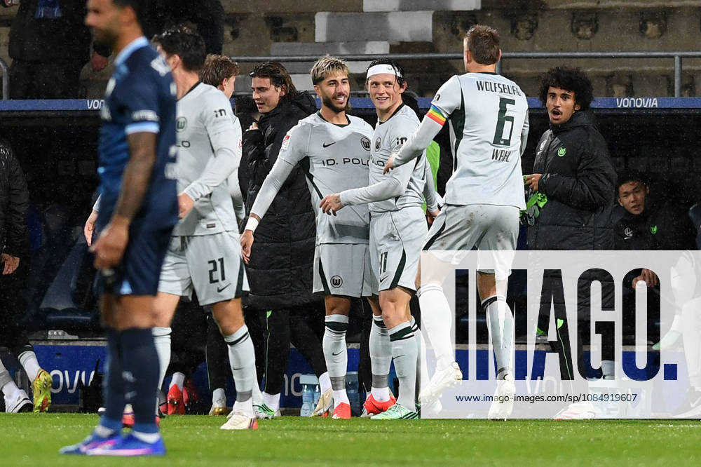 Fabian Reese (VfL Wolfsburg) Torjubel, jubelt mit seiner Mannschaft nach dem Treffer zum 0:1 waehrend des Spiels der 2. Bundesliga zwischen VfL Bochum und VfL Wolfsburg, Vonovia Ruhrstadion am 23. October 2026 in Bochum, Deutschland. (Foto von Ralf Treese DeFodi Images) +++ Fabian Reese (VfL Wolfsburg) celebrates after scoring his team’s first goal with teammates during the 2nd Bundesliga match between VfL Bochum and VfL Wolfsburg at Vonovia Ruhrstadion on October 23, 2026 in Bochum, Germany. (Photo by Ralf Treese DeFodi Images) DFB DFL REGULATIONS PROHIBIT ANY USE OF PHOTOGRAPHS AS IMAGE SEQUENCES AND OR QUASI-VIDEO. (Photo by Ralf Treese DeFodi Images) -