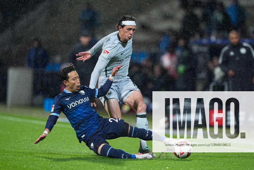 Fußball, 2. Fußball Bundesliga, VfL Bochum - VfL Wolfsburg, Saison 2026 2027, Ruhrstadion: Koji Miyoshi (VfL Bochum, 23) im Zweikampf gegen Fabian Reese (VfL Wolfsburg, 11) DFB regulations prohibit any use of photographs as image sequences and or quasi-video.