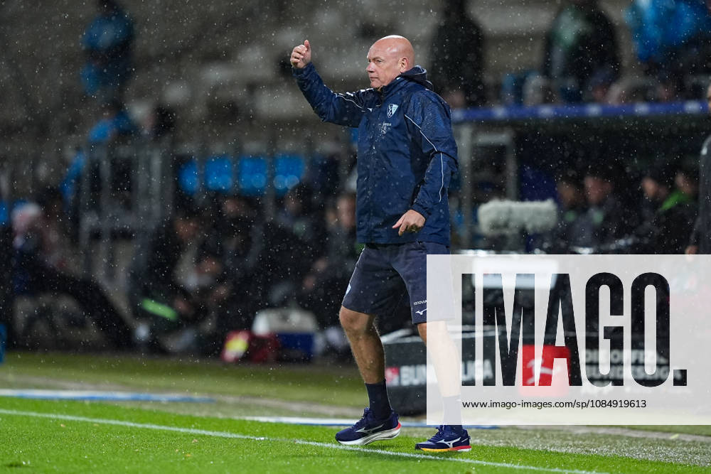 Fußball, 2. Fußball Bundesliga, VfL Bochum - VfL Wolfsburg, Saison 2026 2027, Ruhrstadion: Uwe Roesler (Cheftrainer VfL Bochum) gestikulierend DFB regulations prohibit any use of photographs as image sequences and or quasi-video.
