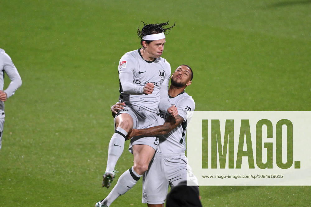 Jubel 0:1 Fabian Reese (VfL Wolfsburg), Vini Souza (VfL Wolfsburg), v.li. 23.10.2026, Fussball 2. Bundesliga, Saison 2026 2027, 9. Spieltag, VfL Bochum - VfL Wolfsburg DFL regulations prohibit any use of photographs as image sequences and or quasi-video Bochum Vonovia Ruhrstadion Nordrhein Westfalen Deutschland