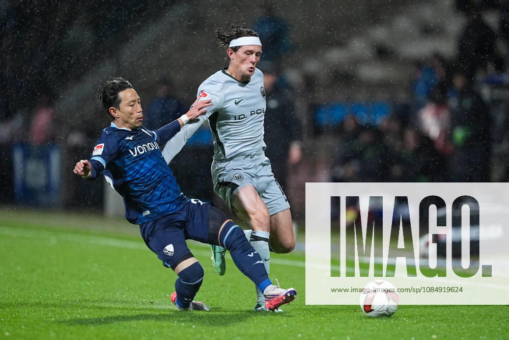 Fußball, 2. Fußball Bundesliga, VfL Bochum - VfL Wolfsburg, Saison 2026 2027, Ruhrstadion: Koji Miyoshi (VfL Bochum, 23) im Zweikampf gegen Fabian Reese (VfL Wolfsburg, 11) DFB regulations prohibit any use of photographs as image sequences and or quasi-video.
