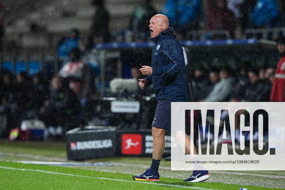 Fußball, 2. Fußball Bundesliga, VfL Bochum - VfL Wolfsburg, Saison 2026 2027, Ruhrstadion: Uwe Roesler (Cheftrainer VfL Bochum) gestikulierend DFB regulations prohibit any use of photographs as image sequences and or quasi-video.