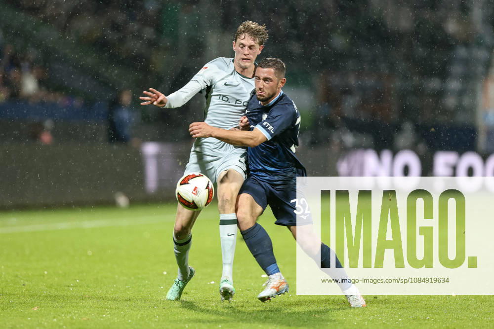 GER, Fussball, Herren, 2. Bundesliga, Saison 2026 2027,VfL Bochum - VfL Wolfsburg Alexander Bernhardsson (Wolfsburg 17) und Maximilian Wittek (Bochum 32) im Kampf um den Ball Bochum vonovia-Ruhrstadion Nordrhein-Westfalen Deutschland