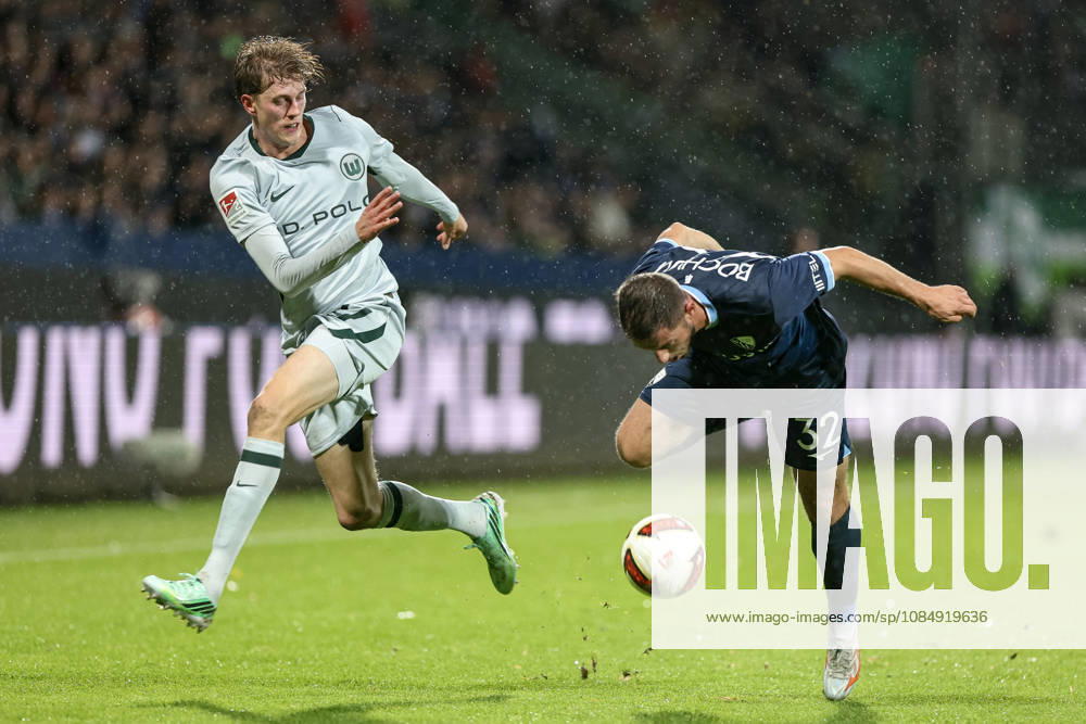 GER, Fussball, Herren, 2. Bundesliga, Saison 2026 2027,VfL Bochum - VfL Wolfsburg Alexander Bernhardsson (Wolfsburg 17) und Maximilian Wittek (Bochum 32) im Kampf um den Ball Bochum vonovia-Ruhrstadion Nordrhein-Westfalen Deutschland
