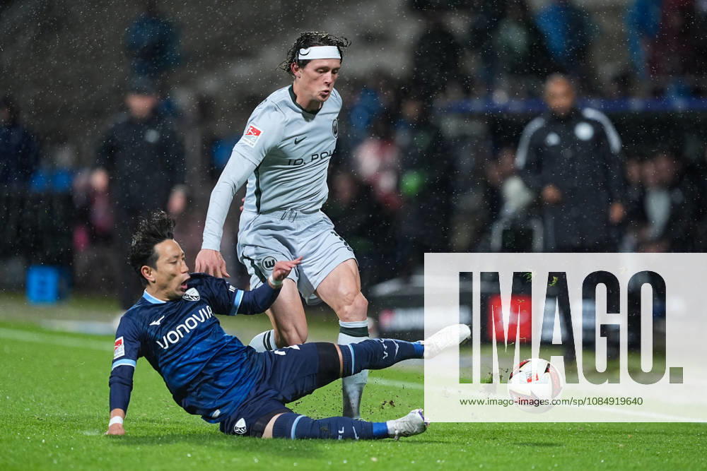 Fußball, 2. Fußball Bundesliga, VfL Bochum - VfL Wolfsburg, Saison 2026 2027, Ruhrstadion: Koji Miyoshi (VfL Bochum, 23) im Zweikampf gegen Fabian Reese (VfL Wolfsburg, 11) DFB regulations prohibit any use of photographs as image sequences and or quasi-video.