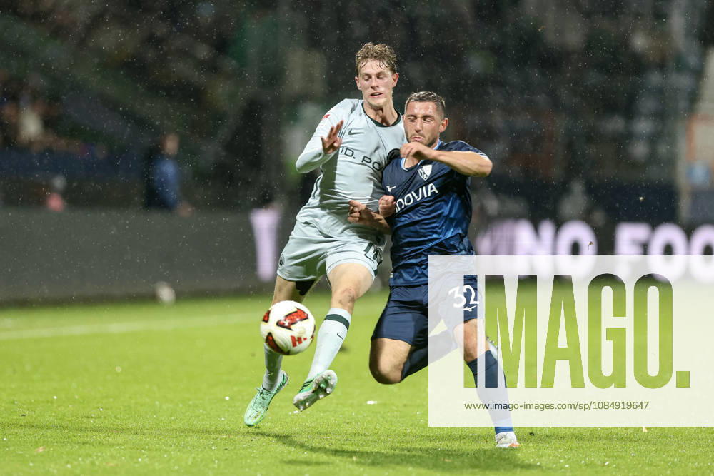 GER, Fussball, Herren, 2. Bundesliga, Saison 2026 2027,VfL Bochum - VfL Wolfsburg Alexander Bernhardsson (Wolfsburg 17) und Maximilian Wittek (Bochum 32) im Kampf um den Ball Bochum vonovia-Ruhrstadion Nordrhein-Westfalen Deutschland