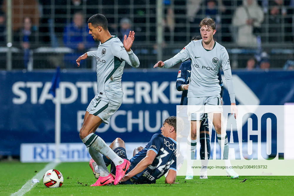 Fußball, VfL Bochum - VfL Wolfsburg, 2. Fußball-Bundesliga, 9. Spieltag, Vonovia Ruhrstadion, Saison 2026 27: Robert Glatzel (VfL Wolfsburg 19) im Zweikampf gegen Tom Meyer (VfL Bochum 34) DFB regulations prohibit any use of photographs as image sequences and or quasi-video. Nordrhein-Westfalen Deutschland