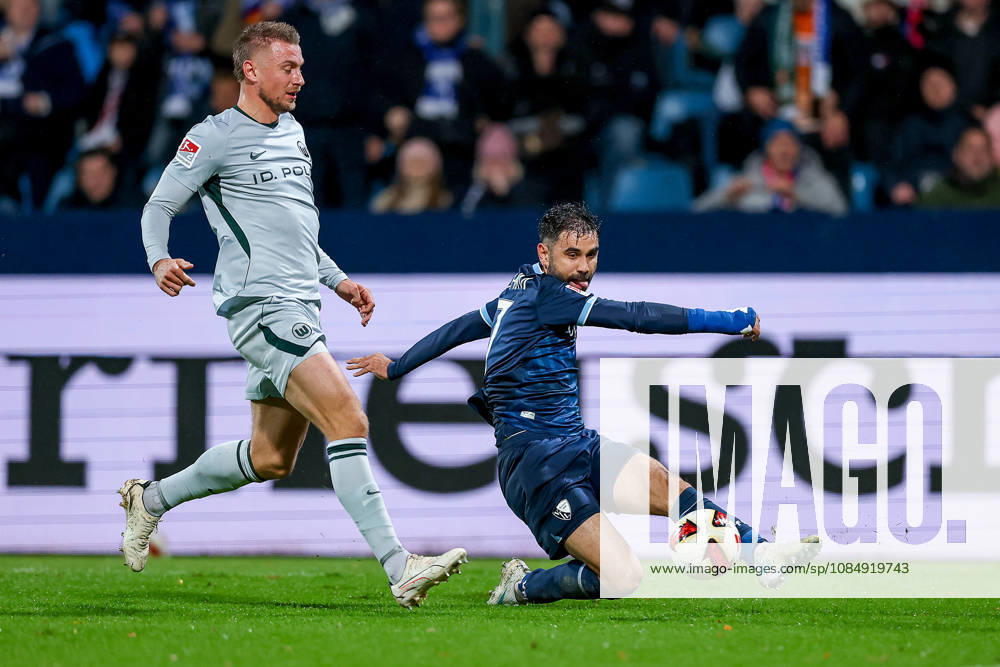 Fußball, VfL Bochum - VfL Wolfsburg, 2. Fußball-Bundesliga, 9. Spieltag, Vonovia Ruhrstadion, Saison 2026 27: Hauke Wahl (VfL Wolfsburg 06) im Zweikampf gegen Gerrit Holtmann (VfL Bochum 17) DFB regulations prohibit any use of photographs as image sequences and or quasi-video. Nordrhein-Westfalen Deutschland