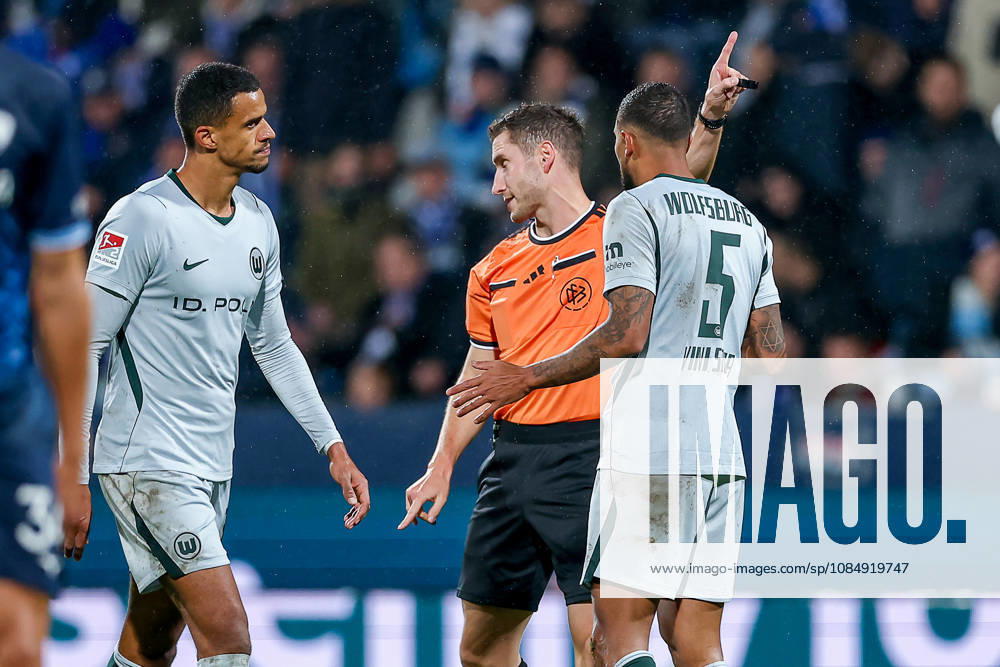 Fußball, VfL Bochum - VfL Wolfsburg, 2. Fußball-Bundesliga, 9. Spieltag, Vonovia Ruhrstadion, Saison 2026 27: Schiedsrichter Eric Weisbach gestikulierend auf dem Spielfeld neben Vini Souza (VfL Wolfsburg 05) DFB regulations prohibit any use of photographs as image sequences and or quasi-video. Nordrhein-Westfalen Deutschland