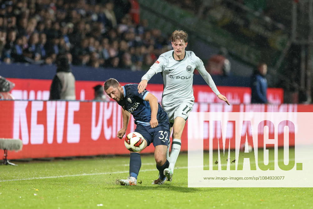 GER, Fussball, Herren, 2. Bundesliga, Saison 2026 2027,VfL Bochum - VfL Wolfsburg Maximilian Wittek (Bochum 32) und Alexander Bernhardsson (Wolfsburg 17) im Kampf um den Ball Bochum vonovia-Ruhrstadion Nordrhein-Westfalen Deutschland