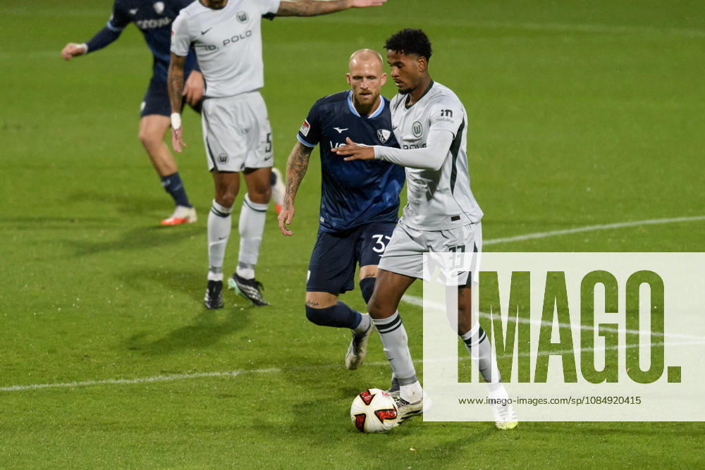 Philipp Hofmann (VfL Bochum) und Cleiton (VfL Wolfsburg) im Kampf um den Ball waehrend des spiels der 2. Bundesliga zwischen VfL Bochum und VfL Wolfsburg, Vonovia Ruhrstadion am 23. October 2026 in Bochum, Deutschland. (Foto von Max Maiwald DeFodi Images) +++ Philipp Hofmann (VfL Bochum) und Cleiton (VfL Wolfsburg) battle for the ball during the 2nd Bundesliga match between VfL Bochum and VfL Wolfsburg at Vonovia Ruhrstadion on October 23, 2026 in Bochum, Germany. (Photo by Max Maiwald DeFodi Images) DFB DFL REGULATIONS PROHIBIT ANY USE OF PHOTOGRAPHS AS IMAGE SEQUENCES AND OR QUASI-VIDEO. (Photo by Max Maiwald DeFodi Images) -