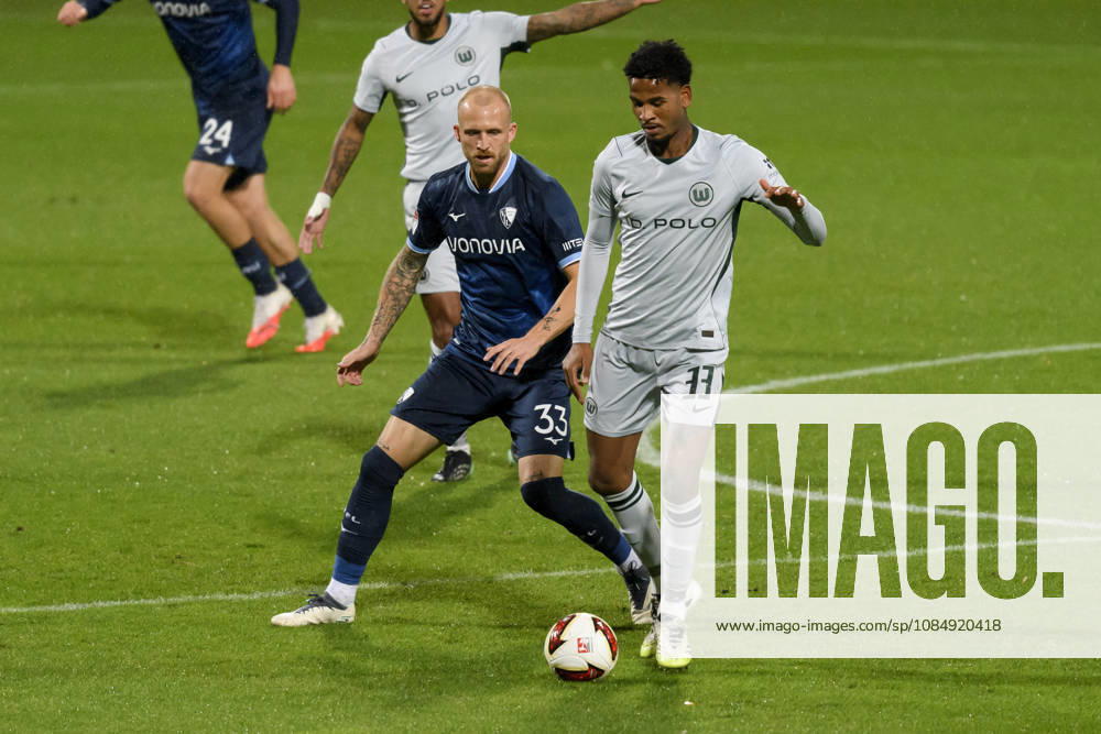 Philipp Hofmann (VfL Bochum) und Cleiton (VfL Wolfsburg) im Kampf um den Ball waehrend des spiels der 2. Bundesliga zwischen VfL Bochum und VfL Wolfsburg, Vonovia Ruhrstadion am 23. October 2026 in Bochum, Deutschland. (Foto von Max Maiwald DeFodi Images) +++ Philipp Hofmann (VfL Bochum) und Cleiton (VfL Wolfsburg) battle for the ball during the 2nd Bundesliga match between VfL Bochum and VfL Wolfsburg at Vonovia Ruhrstadion on October 23, 2026 in Bochum, Germany. (Photo by Max Maiwald DeFodi Images) DFB DFL REGULATIONS PROHIBIT ANY USE OF PHOTOGRAPHS AS IMAGE SEQUENCES AND OR QUASI-VIDEO. (Photo by Max Maiwald DeFodi Images) -