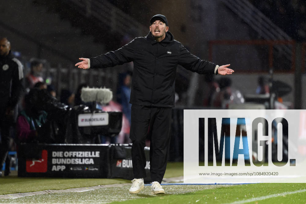 Trainer Tobias Strobl (VfL Wolfsburg) gestikuliert waehrend des spiels der 2. Bundesliga zwischen VfL Bochum und VfL Wolfsburg, Vonovia Ruhrstadion am 23. October 2026 in Bochum, Deutschland. (Foto von Max Maiwald DeFodi Images) +++ Trainer Tobias Strobl (VfL Wolfsburg) gestures during the 2nd Bundesliga match between VfL Bochum and VfL Wolfsburg at Vonovia Ruhrstadion on October 23, 2026 in Bochum, Germany. (Photo by Max Maiwald DeFodi Images) DFB DFL REGULATIONS PROHIBIT ANY USE OF PHOTOGRAPHS AS IMAGE SEQUENCES AND OR QUASI-VIDEO. (Photo by Max Maiwald DeFodi Images) -