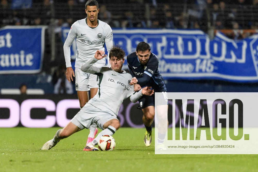 Joakim Maehle (VfL Wolfsburg) und Berkan Taz (VfL Bochum) und Robert Glatzel (VfL Wolfsburg) im Kampf um den Ball waehrend des spiels der 2. Bundesliga zwischen VfL Bochum und VfL Wolfsburg, Vonovia Ruhrstadion am 23. October 2026 in Bochum, Deutschland. (Foto von Max Maiwald DeFodi Images) +++ Joakim Maehle (VfL Wolfsburg) und Berkan Taz (VfL Bochum) und Robert Glatzel (VfL Wolfsburg) battle for the ball during the 2nd Bundesliga match between VfL Bochum and VfL Wolfsburg at Vonovia Ruhrstadion on October 23, 2026 in Bochum, Germany. (Photo by Max Maiwald DeFodi Images) DFB DFL REGULATIONS PROHIBIT ANY USE OF PHOTOGRAPHS AS IMAGE SEQUENCES AND OR QUASI-VIDEO. (Photo by Max Maiwald DeFodi Images) -