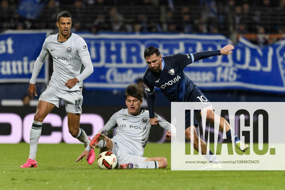 Joakim Maehle (VfL Wolfsburg) und Berkan Taz (VfL Bochum) und Robert Glatzel (VfL Wolfsburg) im Kampf um den Ball waehrend des spiels der 2. Bundesliga zwischen VfL Bochum und VfL Wolfsburg, Vonovia Ruhrstadion am 23. October 2026 in Bochum, Deutschland. (Foto von Max Maiwald DeFodi Images) +++ Joakim Maehle (VfL Wolfsburg) und Berkan Taz (VfL Bochum) und Robert Glatzel (VfL Wolfsburg) battle for the ball during the 2nd Bundesliga match between VfL Bochum and VfL Wolfsburg at Vonovia Ruhrstadion on October 23, 2026 in Bochum, Germany. (Photo by Max Maiwald DeFodi Images) DFB DFL REGULATIONS PROHIBIT ANY USE OF PHOTOGRAPHS AS IMAGE SEQUENCES AND OR QUASI-VIDEO. (Photo by Max Maiwald DeFodi Images) -