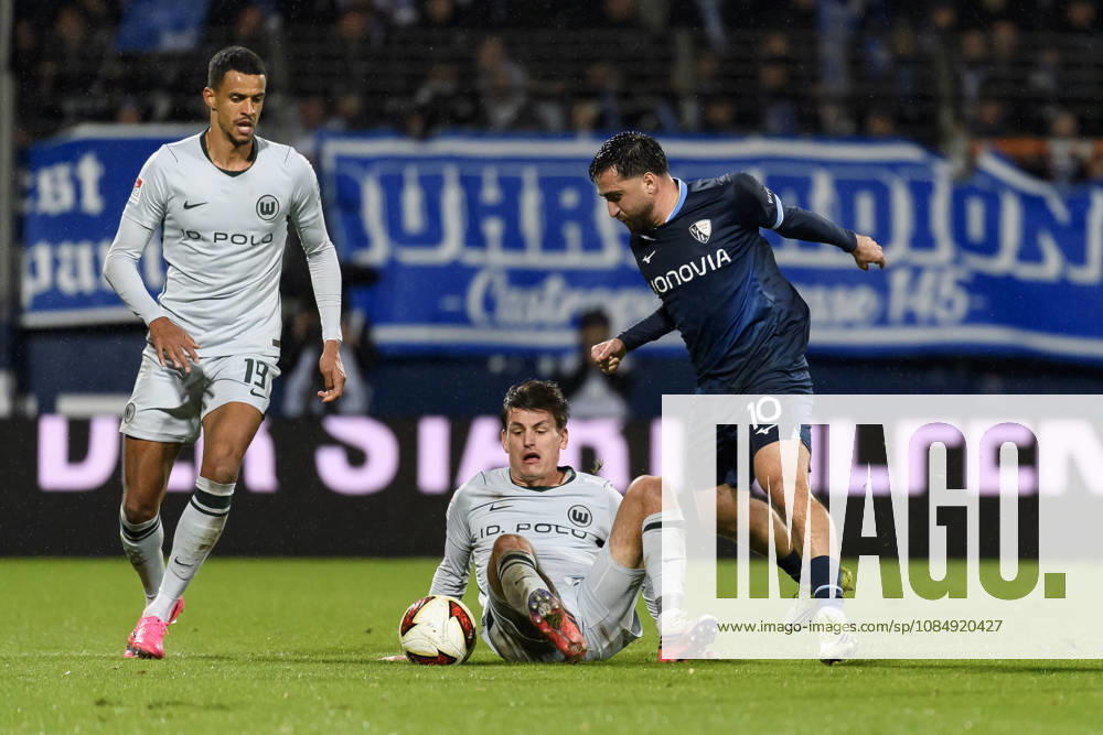 Joakim Maehle (VfL Wolfsburg) und Berkan Taz (VfL Bochum) und Robert Glatzel (VfL Wolfsburg) im Kampf um den Ball waehrend des spiels der 2. Bundesliga zwischen VfL Bochum und VfL Wolfsburg, Vonovia Ruhrstadion am 23. October 2026 in Bochum, Deutschland. (Foto von Max Maiwald DeFodi Images) +++ Joakim Maehle (VfL Wolfsburg) und Berkan Taz (VfL Bochum) und Robert Glatzel (VfL Wolfsburg) battle for the ball during the 2nd Bundesliga match between VfL Bochum and VfL Wolfsburg at Vonovia Ruhrstadion on October 23, 2026 in Bochum, Germany. (Photo by Max Maiwald DeFodi Images) DFB DFL REGULATIONS PROHIBIT ANY USE OF PHOTOGRAPHS AS IMAGE SEQUENCES AND OR QUASI-VIDEO. (Photo by Max Maiwald DeFodi Images) -
